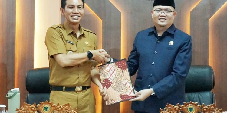 Rapat Paripurna LKPJ Tahun 2025, Bupati Fadhil Sampaikan Langsung di Hadapan DPRD Batang Hari