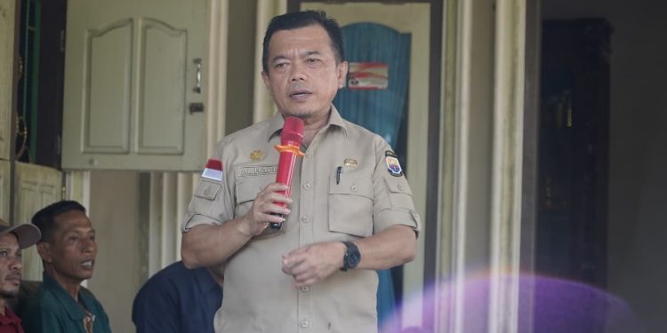 Tinjau Warga Selango yang Terdampak Banjir, Gubernur Al Haris Beri Motivasi Agar Tetap Tegar dan Sabar serta Gelontorkan 1 ton Beras