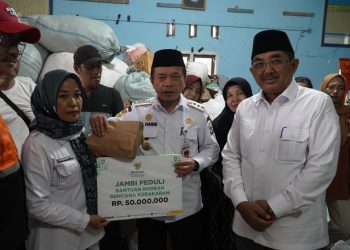 Gubernur Al Haris Tinjau Korban Kebakaran di Tanjab Barat, Serahkan Bantuan dan Ajak Gotong Royong