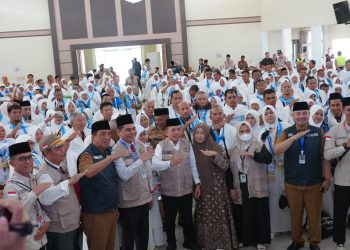 Lepas 442 JCH Kloter BTH 19, Pesan Gubernur Al Haris: Fokus Ibadah Haji, Jangan sia-siakan Perjuangan Puluhan Tahun