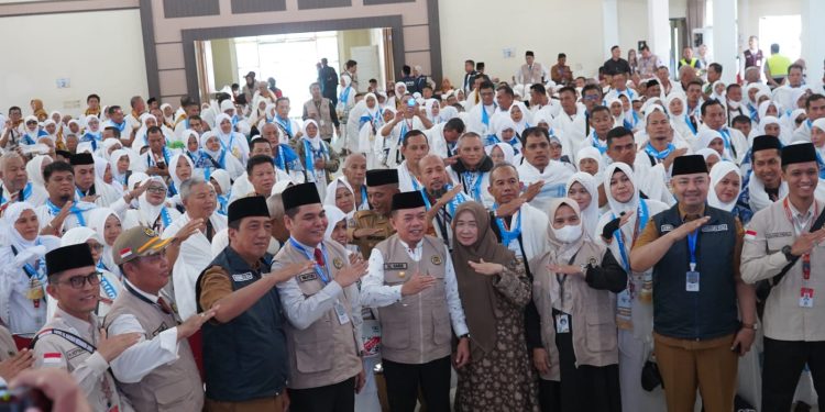Lepas 442 JCH Kloter BTH 19, Pesan Gubernur Al Haris: Fokus Ibadah Haji, Jangan sia-siakan Perjuangan Puluhan Tahun