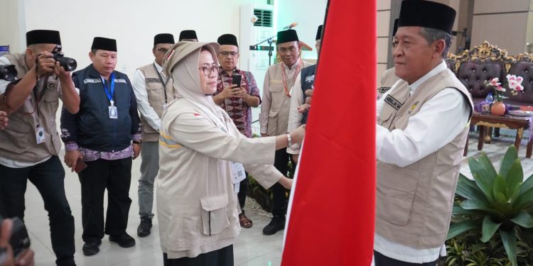 Pesan Wagub Sani Saat Lepas 444 JCH BTH 20, Sempurnakan Rukun Haji, Doakan Jambi dari Tanah Suci
