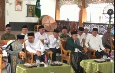 Rahmad Hasrofi ketua DPRD Batanghari Hadiri Pelepasan CJH Di serambi rumah dinas