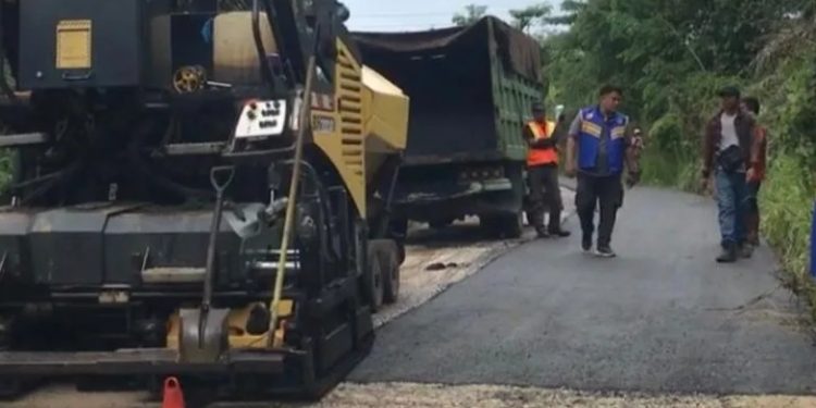 Pemkab Batanghari Genjot Perbaikan Akses Jalan Menunjang Ekonomi Warga