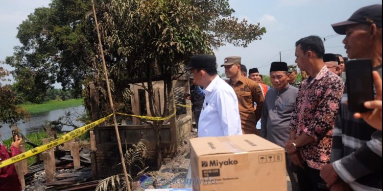 Bupati BBS Serahkan Bantuan Korban Kebakaran 3 Rumah di Desa Sogo 