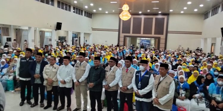 Sambut Jamaah Haji Kloter 13, Gubernur Al Haris Minta Maaf atas Kekurangan Layanan