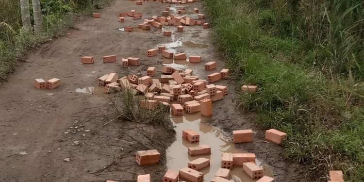 Viral Foto Jalan Rusak Disebut Hoaks, Warga Rantau Rasau Ungkap Fakta Sebenarnya: Kami Patungan Beli Batu