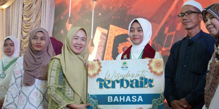 Hj Hesti Haris Hadiri Wisuda Akbar Ponpes Darul Arifin ke-5