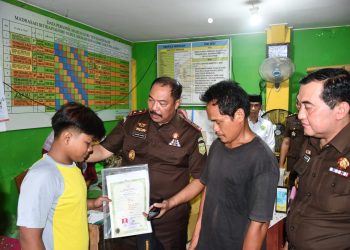 Kajati Jambi Sugeng Hariadi Lunasi Tunggakan Sekolah Dua Siswa Kurang Mampu, Pastikan Hak Pendidikan Tetap Terpenuhi