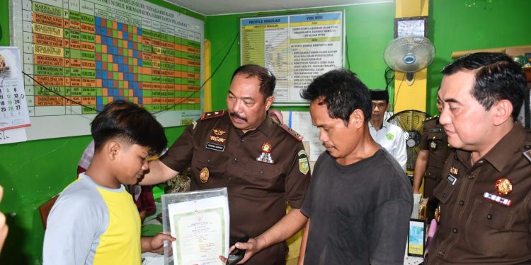 Kajati Jambi Sugeng Hariadi Lunasi Tunggakan Sekolah Dua Siswa Kurang Mampu, Pastikan Hak Pendidikan Tetap Terpenuhi