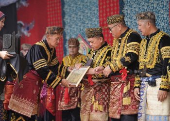 Gubernur Al Haris Dianugerahi Gelar Adat Kehormatan Depati Amanah Negroi Tanoh Sunge Pnoh 