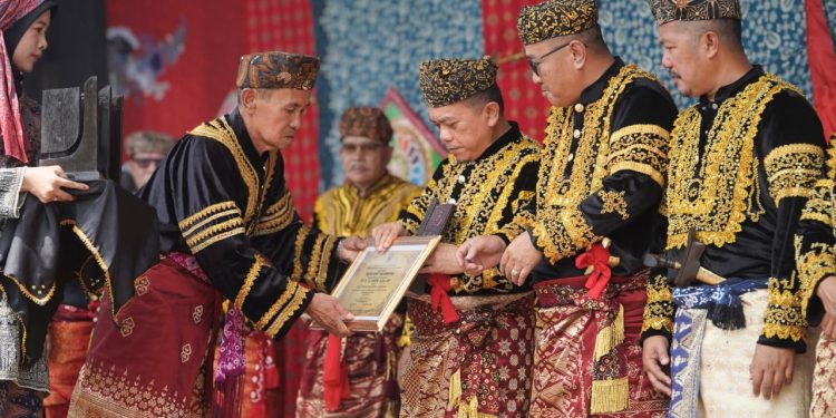 Gubernur Al Haris Dianugerahi Gelar Adat Kehormatan Depati Amanah Negroi Tanoh Sunge Pnoh 