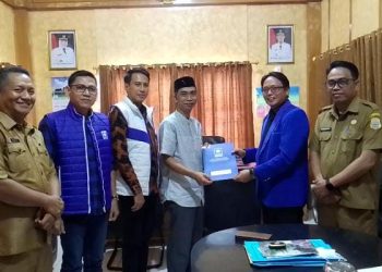 Sekjen Dan Bendahara DPD PAN Tanjabtim Serahkan SK Kepengurusan Baru ke Kesbangpol dan KPUD