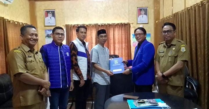 Sekjen Dan Bendahara DPD PAN Tanjabtim Serahkan SK Kepengurusan Baru ke Kesbangpol dan KPUD