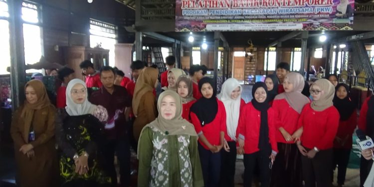 Hj. Hesti Haris Dorong Lahirnya Wirausaha Muda Melalui Pelatihan Batik Kontemporer PKW