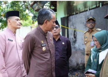 Wakil Bupati Muaro Jambi Beri Bantuan Korban Kebakaran dan Mushola Terdampak Angin Puting Beliung di Jaluko 
