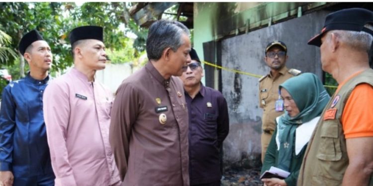 Wakil Bupati Muaro Jambi Beri Bantuan Korban Kebakaran dan Mushola Terdampak Angin Puting Beliung di Jaluko 