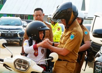 Dukung Gerakan GAMAS, Bupati Fadhil Antarkan Anak Anaknya Ke Sekolah Gunakan Motor