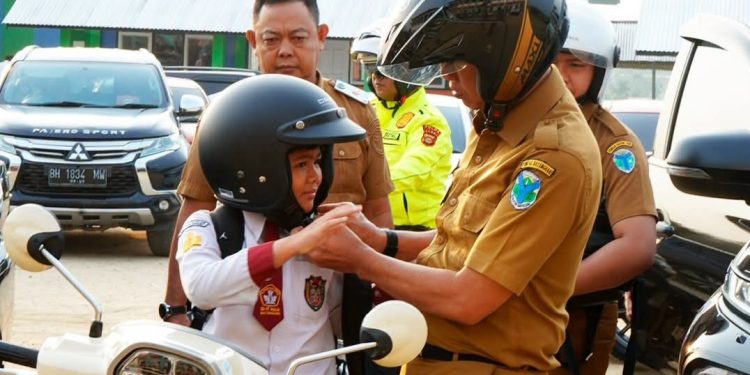 Dukung Gerakan GAMAS, Bupati Fadhil Antarkan Anak Anaknya Ke Sekolah Gunakan Motor