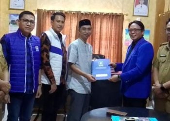 Sekjen Dan Bendahara DPD PAN Tanjabtim Serahkan SK Kepengurusan Baru ke Kesbangpol dan KPUD