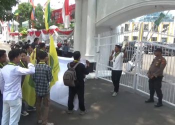 Mahasiswa Demo Kejati Jambi Desak Tuntaskan Dugaan Reses Fiktif Anggota DPRD Ade Asmara, Ancam Lapor Kejagung