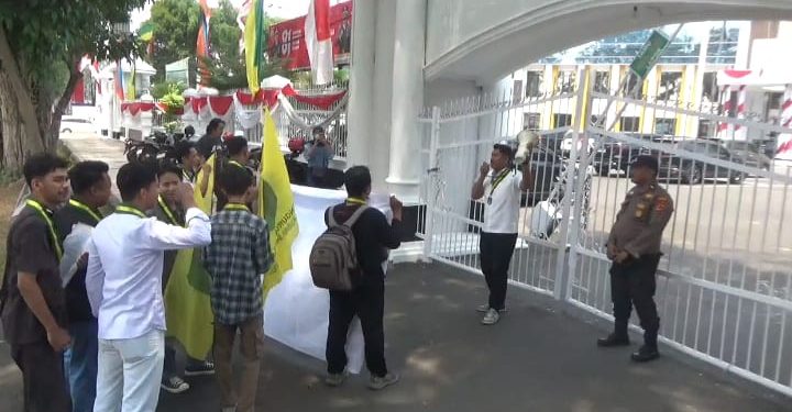 Mahasiswa Demo Kejati Jambi Desak Tuntaskan Dugaan Reses Fiktif Anggota DPRD Ade Asmara, Ancam Lapor Kejagung