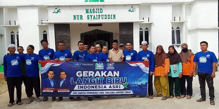 Semarakkan HUT Demokrat, DPC Tanjung Jabung Timur Gelar Gerakan Langit Biru dan Bakti Sosial di Masjid