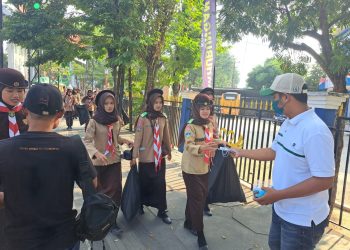 Cegah Dampak Kabut Asap, ADYA Group dan IJTI Jambi Turun ke Jalan Bagikan Masker Gratis