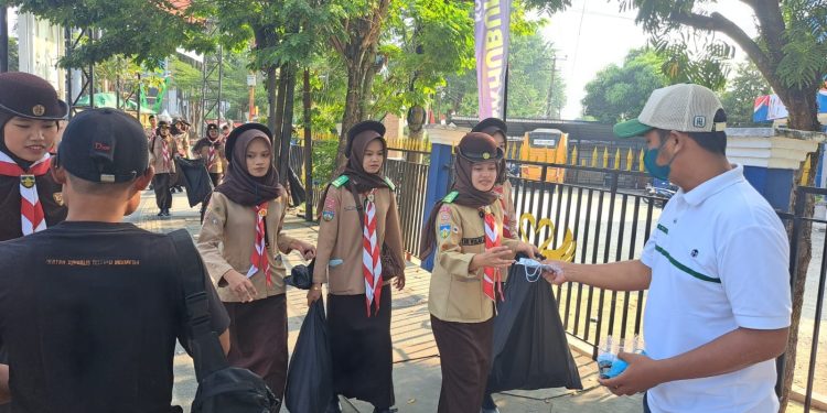 Cegah Dampak Kabut Asap, ADYA Group dan IJTI Jambi Turun ke Jalan Bagikan Masker Gratis