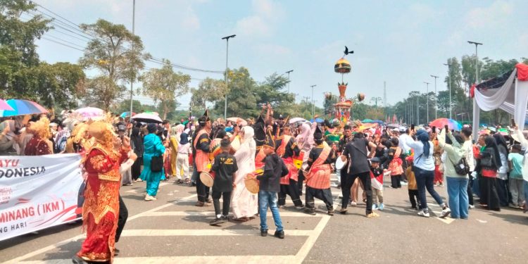 Pawai Pembangunan Meriah, Berbagai Penampilan diperagakan dipanggung Kehormatan