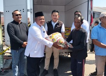 Kadin Tanjabtim Hadir di Tengah Duka Korban Kebakaran Nipah Panjang, Salurkan Bansos Beras 1 Ton Untuk Warga