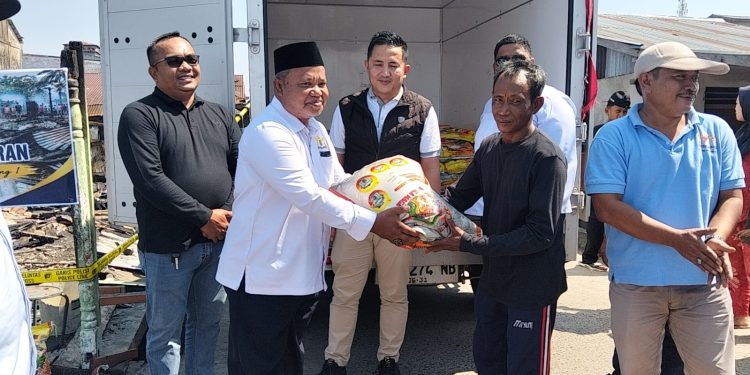Kadin Tanjabtim Hadir di Tengah Duka Korban Kebakaran Nipah Panjang, Salurkan Bansos Beras 1 Ton Untuk Warga