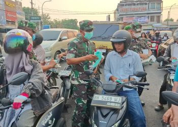 Cegah Dampak Kabut Asap, Korem 042/Gapu Bagikan Ribuan Masker ke Masyarakat 