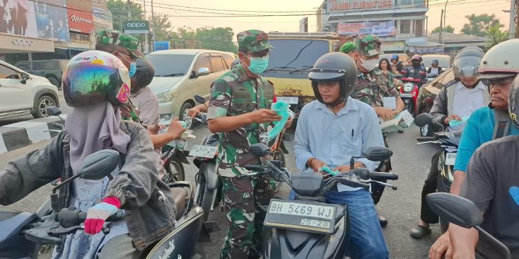 Cegah Dampak Kabut Asap, Korem 042/Gapu Bagikan Ribuan Masker ke Masyarakat 