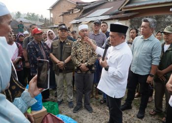 Gubernur Al Haris Turun Langsung Serahkan Bantuan untuk Korban Kebakaran di Desa Buat Kabupaten Bungo