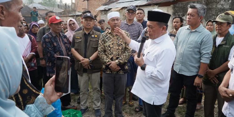 Gubernur Al Haris Turun Langsung Serahkan Bantuan untuk Korban Kebakaran di Desa Buat Kabupaten Bungo