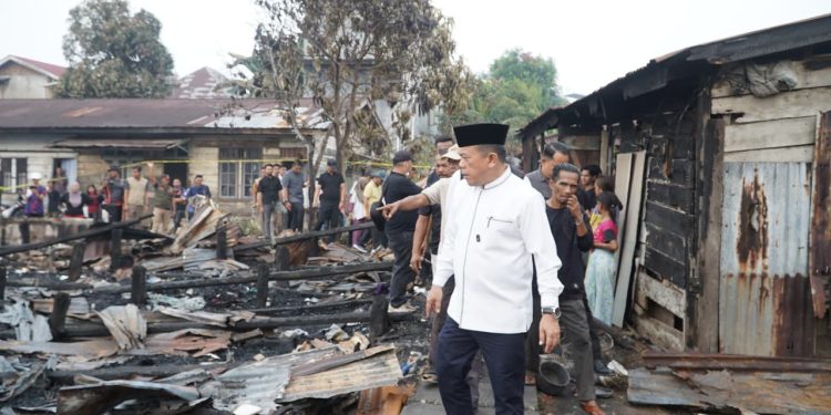 Gubernur Al Haris Tinjau Korban Kebakaran di Kelurahan Cempaka Putih, Pastikan Bantuan Segera Disalurkan