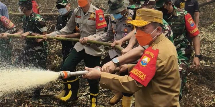 Lagi, Gubernur Al Haris Bersama Pangdam TIB Turun ke Kawasan Gambut Londerang Padamkan Karhutla