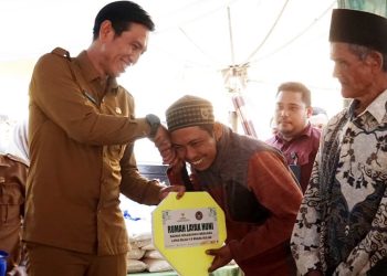 Bupati Fadhil Serahkan Kunci Rumah Layak Huni, dan Berikan Bantuan Pendidikan Kepada Anak Warga Binaan