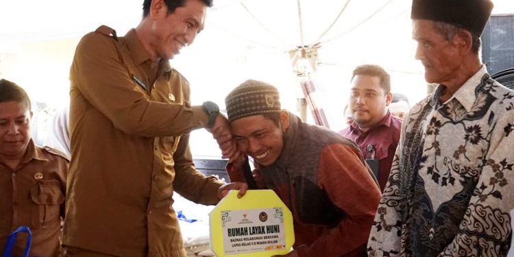 Bupati Fadhil Serahkan Kunci Rumah Layak Huni, dan Berikan Bantuan Pendidikan Kepada Anak Warga Binaan