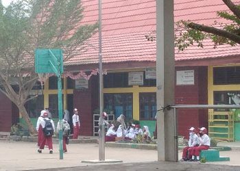 Kabut Asap Menebal di Batang Hari, Siswa Sekolah Tanpa Masker