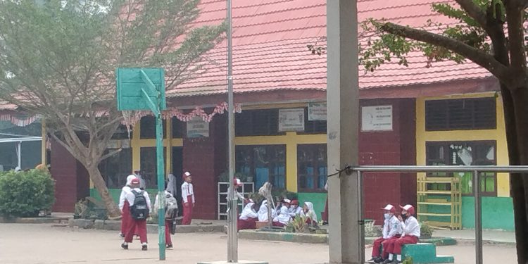 Kabut Asap Menebal di Batang Hari, Siswa Sekolah Tanpa Masker
