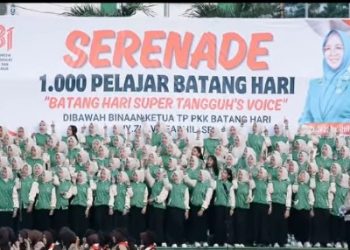 Serenade Seribu Pelajar Guncang Suasana Penurunan Bendera Merah Putih