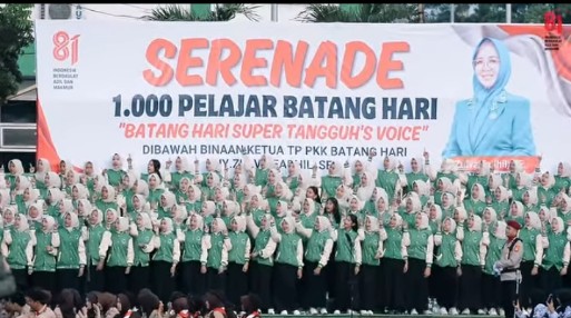 Serenade Seribu Pelajar Guncang Suasana Penurunan Bendera Merah Putih