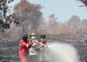 Ditengah Asap Tebal, Bupati Bambang Bayu Suseno Turun Langsung Padamkan Karhutla, Buka Posko Dapur dan Kesehatan