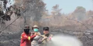 Ditengah Asap Tebal, Bupati Bambang Bayu Suseno Turun Langsung Padamkan Karhutla, Buka Posko Dapur dan Kesehatan