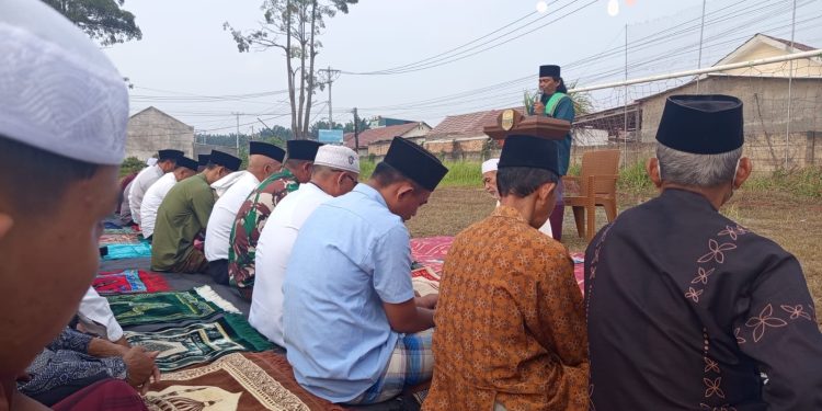 Ratusan Warga Kasang Pudak Gelar Sholat Istisqa di Lapangan Desa, Berharap Hujan Segera Turun