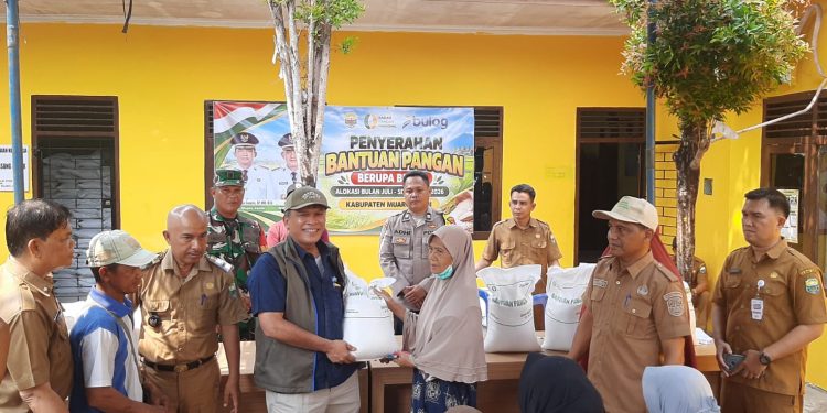 Penyerahan Bantuan Pangan di Desa Kasang Pudak, Dihadiri Kepala Bulog Jambi dan Kadis Ketahanan Pangan Muaro Jambi