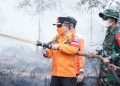 Londerang Kembali Terbakar, Al Haris Turun Langsung Uji Zat Pemadam Api Gambut