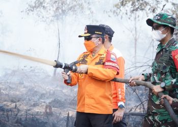 Londerang Kembali Terbakar, Al Haris Turun Langsung Uji Zat Pemadam Api Gambut